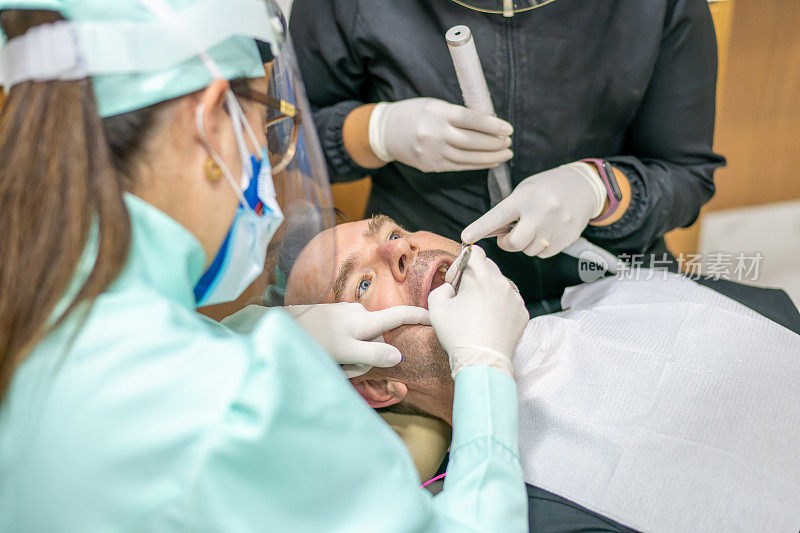 牙医对病人的牙齿进行干预