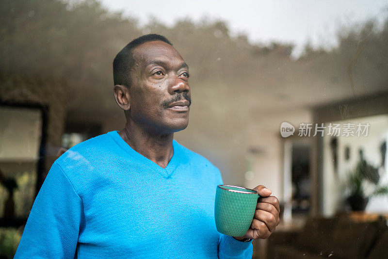 高层人士在家沉思