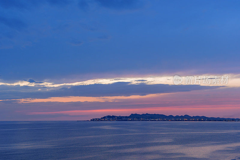 戏剧性的海景在都勒斯海滩的全景