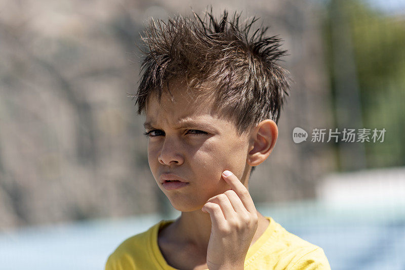 头发纠结的可怜小男孩