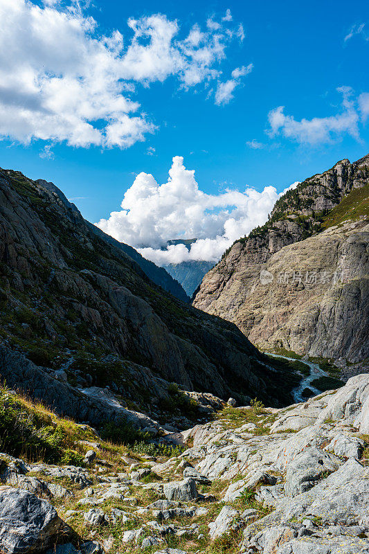 瑞士阿尔卑斯山脉壮丽的风景。夏天，有云，蓝天，没有人。