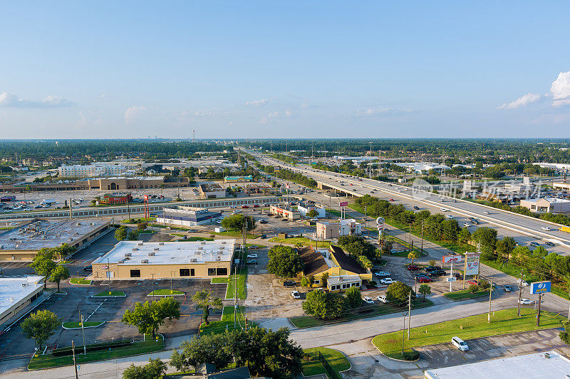鸟瞰图典型的休斯顿城市德克萨斯购物中心与大停车场附近的45个主要立交高速公路