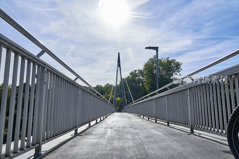 从下面看，是自行车和徒步旅行者的桥