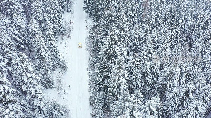 汽车行驶在冬天的乡村道路上