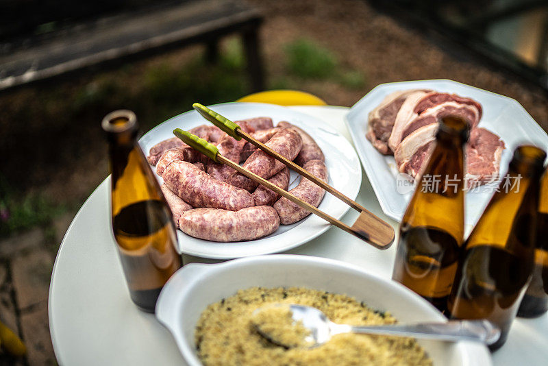 食物和饮料在家里烧烤