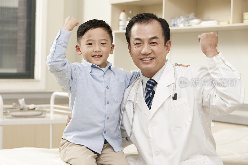 医生和小男孩患者庆祝康复