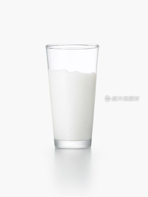 白色背景上的一杯牛奶
