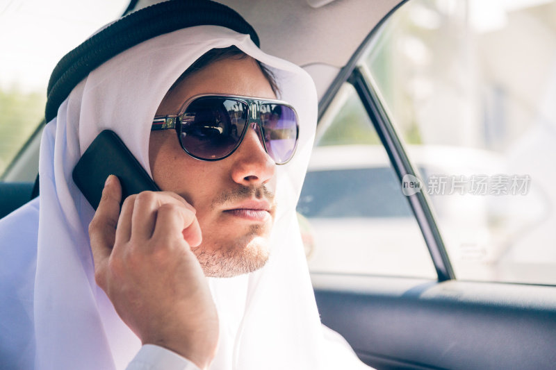 一个年轻的阿拉伯人坐在车里