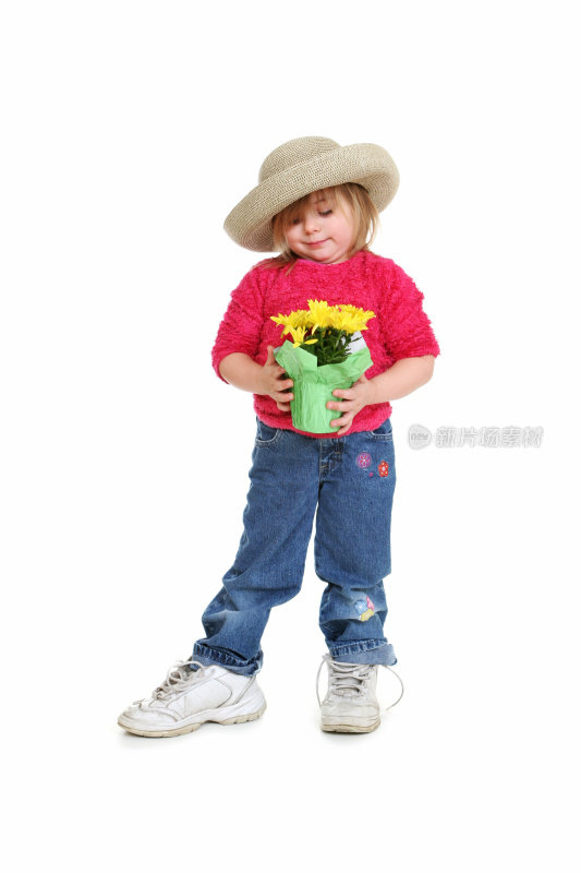 大鞋童:小女孩低头看着花盆