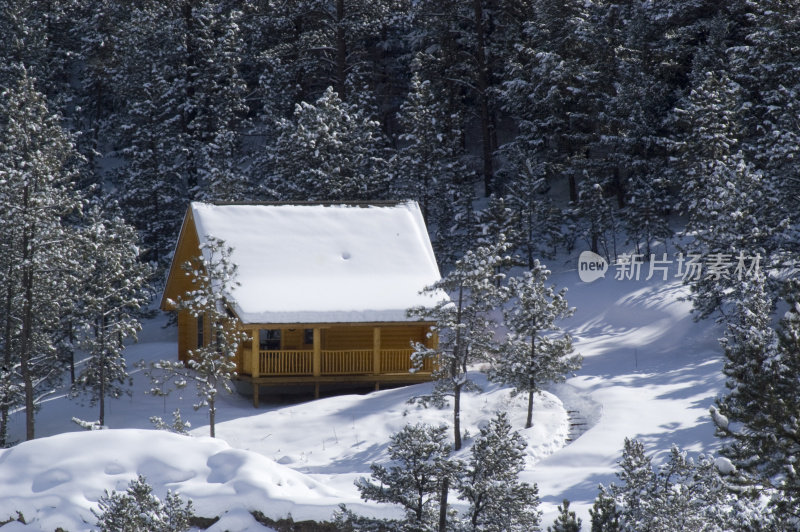 林中雪山小屋