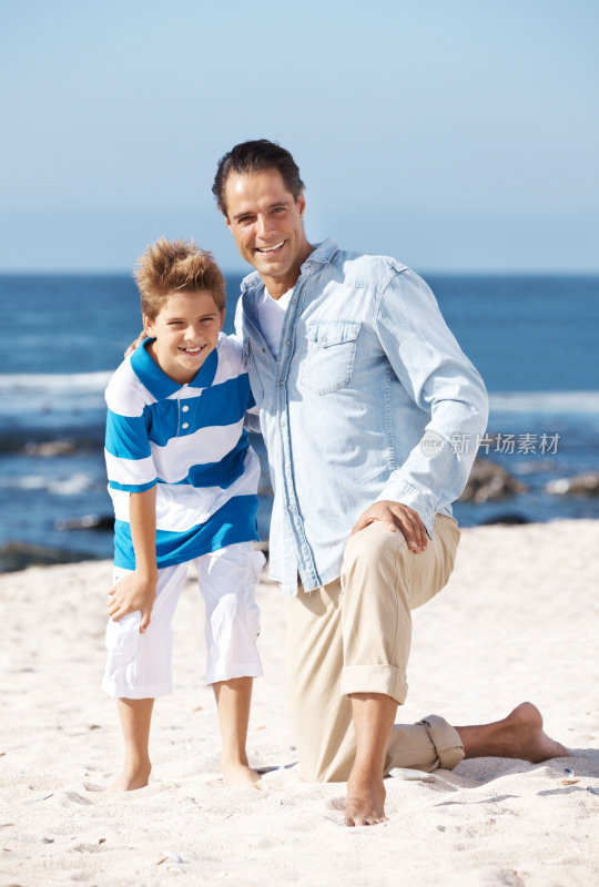 快乐的父亲和他的小儿子在海滩上