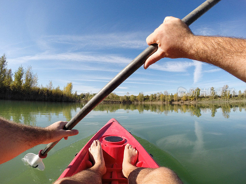 湖上划独木舟的人的视角