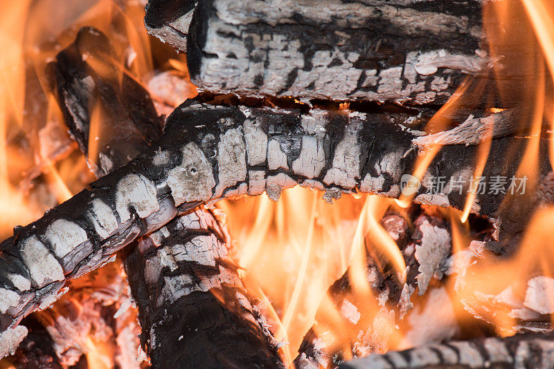 木柴的余烬详细地嵌在壁炉里