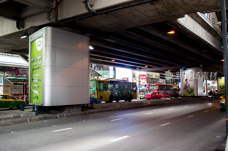 曼谷高架公路下