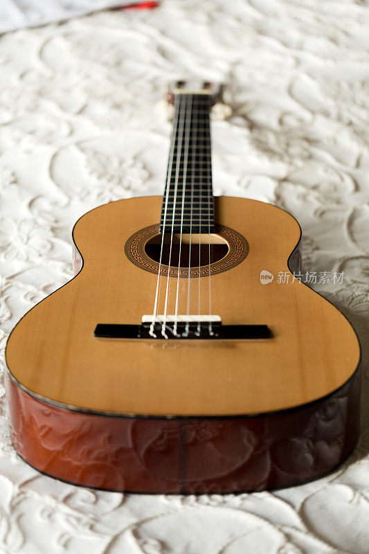 西班牙吉他躺在床上