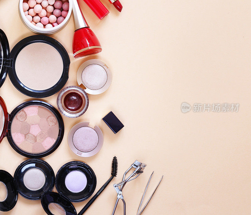 套装化妆品-化妆刷，眼影，粉，口红，指甲油