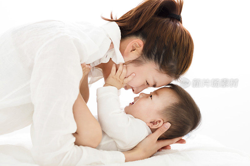 年轻的亚洲母亲看着可爱的男婴