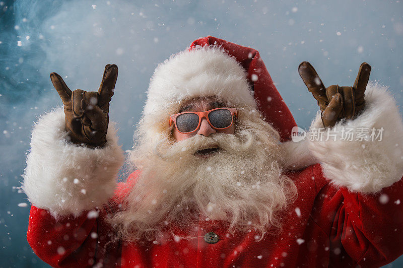 圣诞老人戴着太阳镜在北极户外跳舞