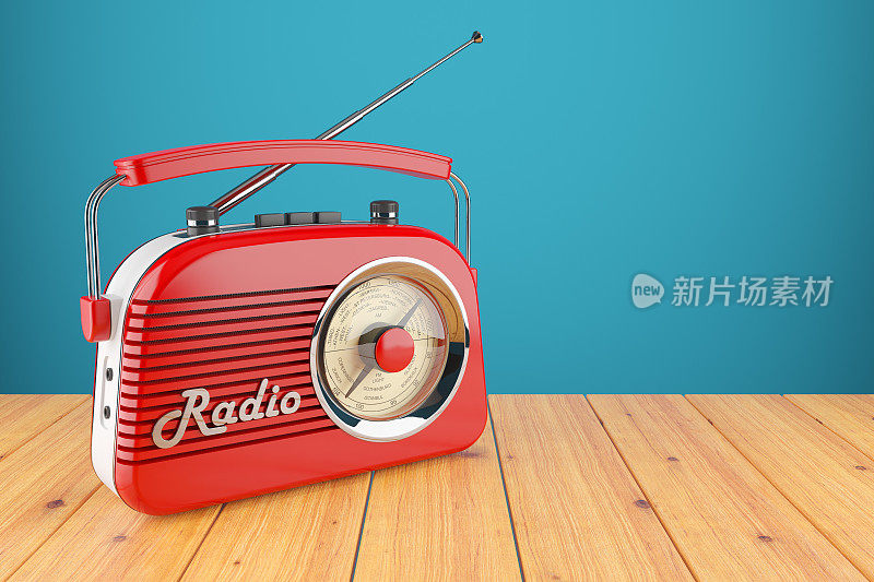 老式的红色收音机放在木桌上