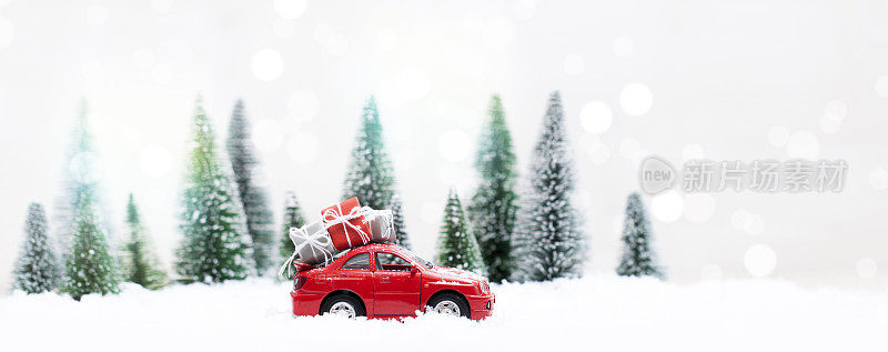 白雪覆盖的冬日森林，红色的汽车载着圣诞礼物