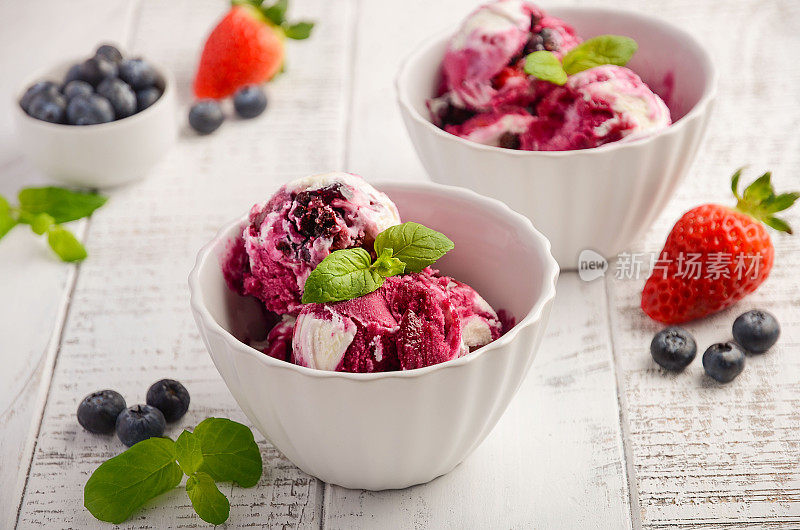 加蓝莓和草莓的冰淇淋