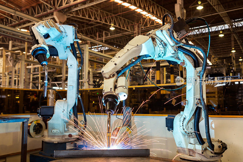 团队机器人正在工厂焊接组装汽车部件
