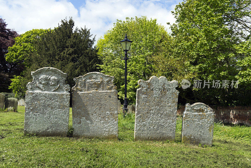 墓碑和灯柱