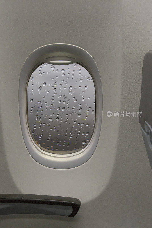 雨滴落在飞机窗户上