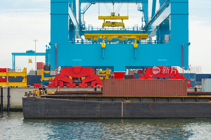 荷兰鹿特丹港Maasvlakte2的起重机车轮(相扑式)