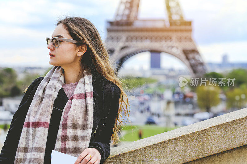 年轻的女游客在巴黎埃菲尔铁塔微笑