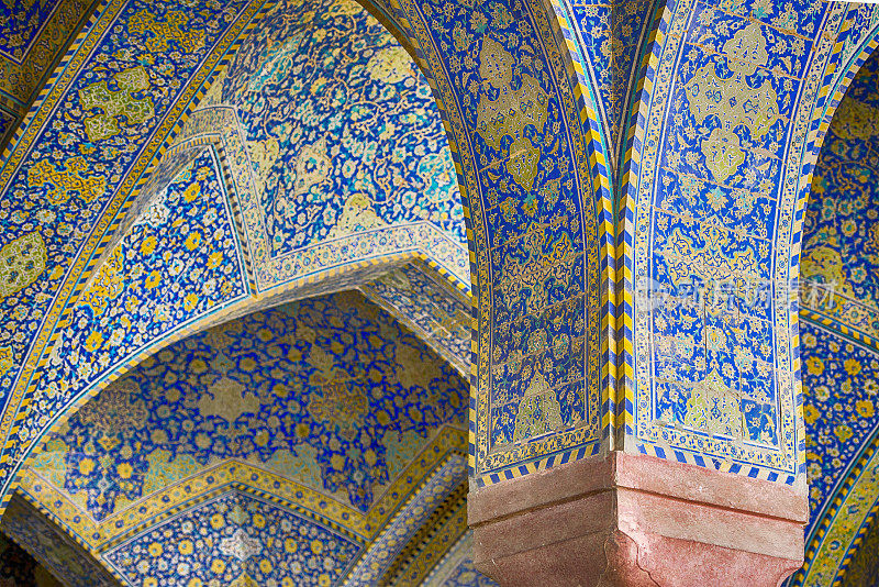伊朗伊斯法罕伊玛目广场沙阿清真寺天花板上的瓷砖