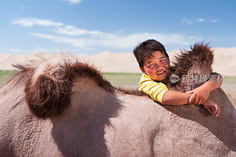 蒙古小男孩和骆驼