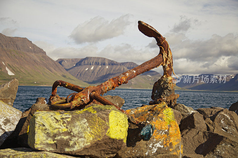 海岸线上生锈的锚。Westfjords。冰岛。