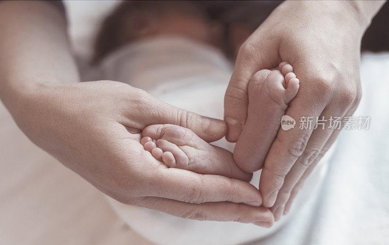 婴儿的脚在妈妈的手里