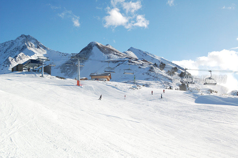 完美准备的滑雪坡道