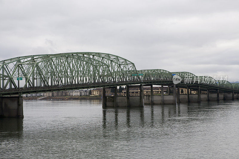 哥伦比亚河大桥，I-5号公路，阴天