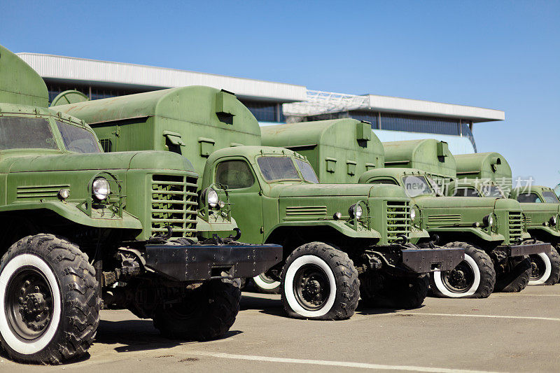 一组旧军用卡车