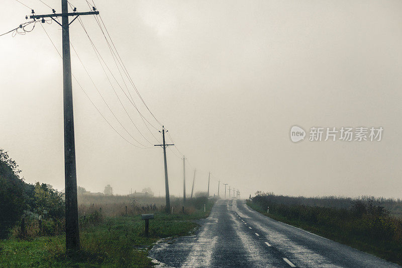 雨中的乡间小路