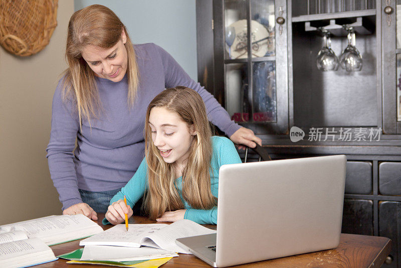 母亲帮助女儿做作业