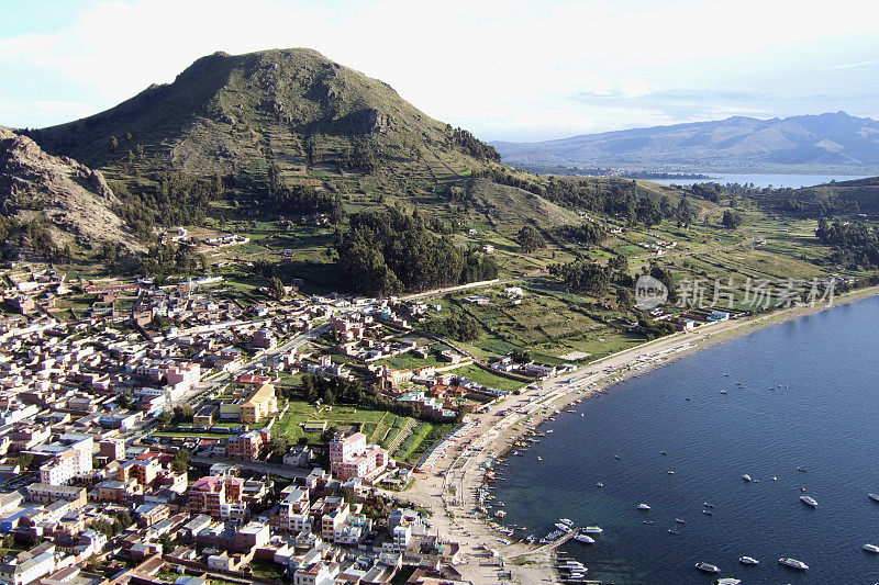俯瞰科帕卡巴纳(玻利维亚)显示的喀喀湖