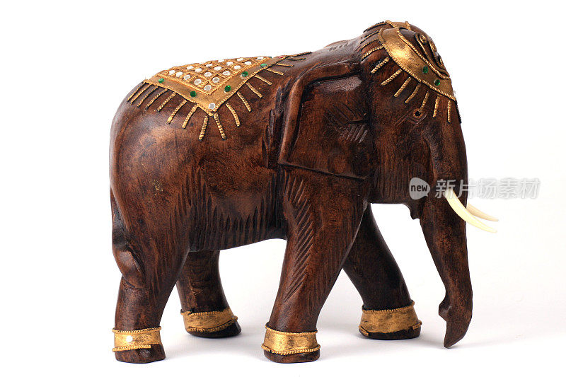 大象木制和金色雕塑