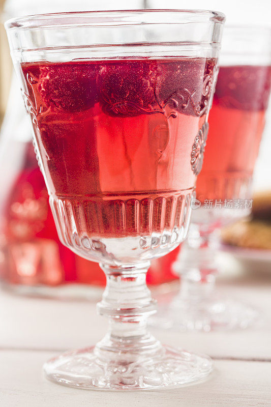 作为夏季新鲜饮料的树莓潘趣