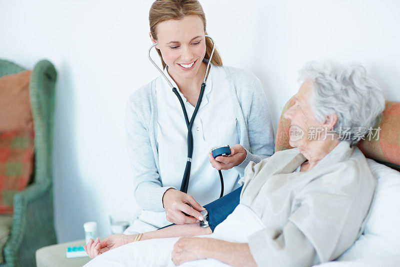 检查血压-老年护理中心