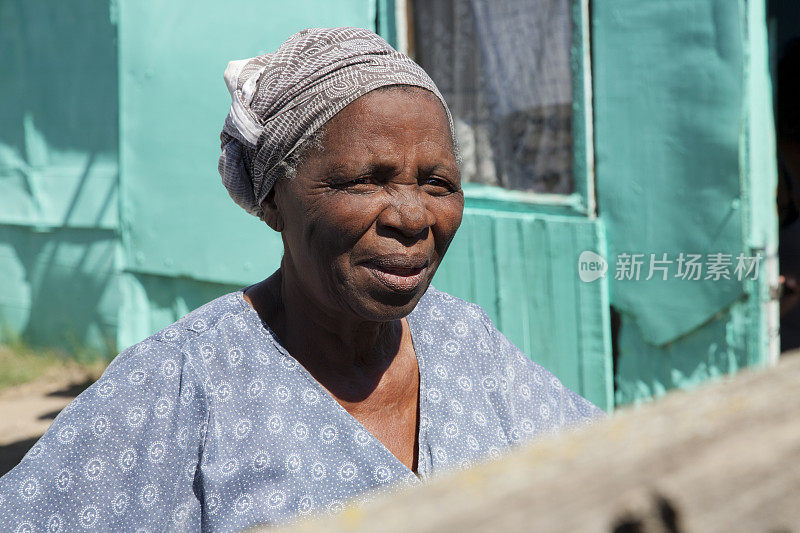 老妇人，Gugulethu，开普敦，南非。