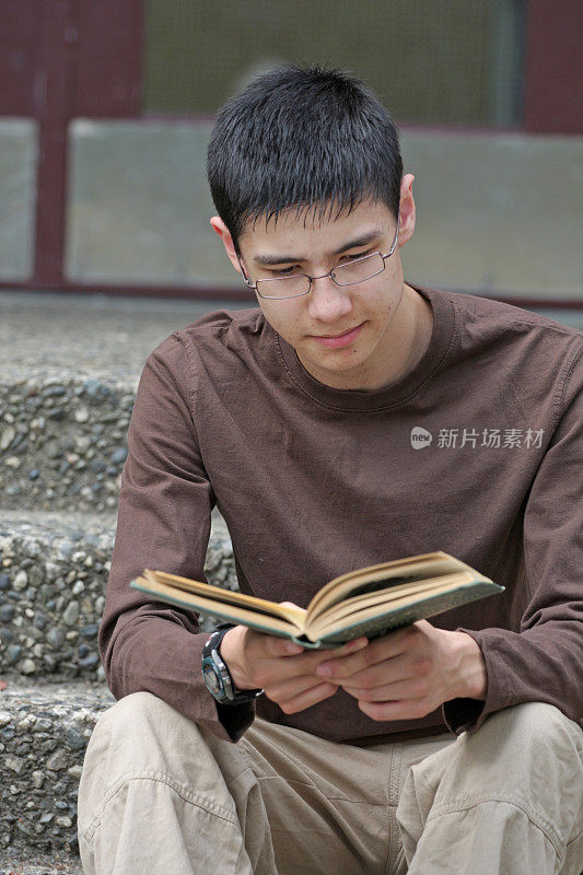 加拿大不列颠哥伦比亚省，一名少年在校外读书