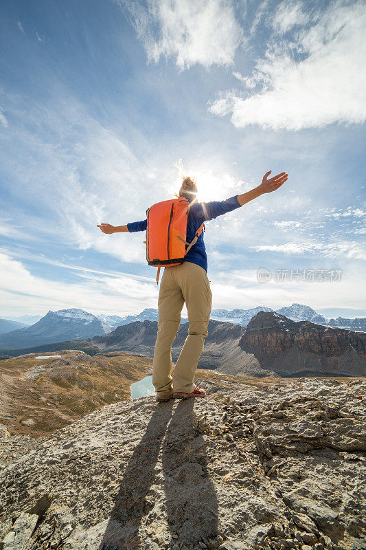 徒步旅行者在山顶上庆祝