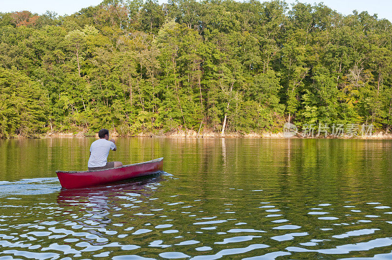 在田纳西州的布恩湖上划独木舟