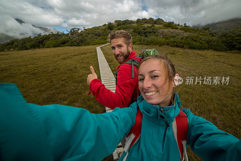 一对年轻夫妇在新西兰徒步旅行的自画像