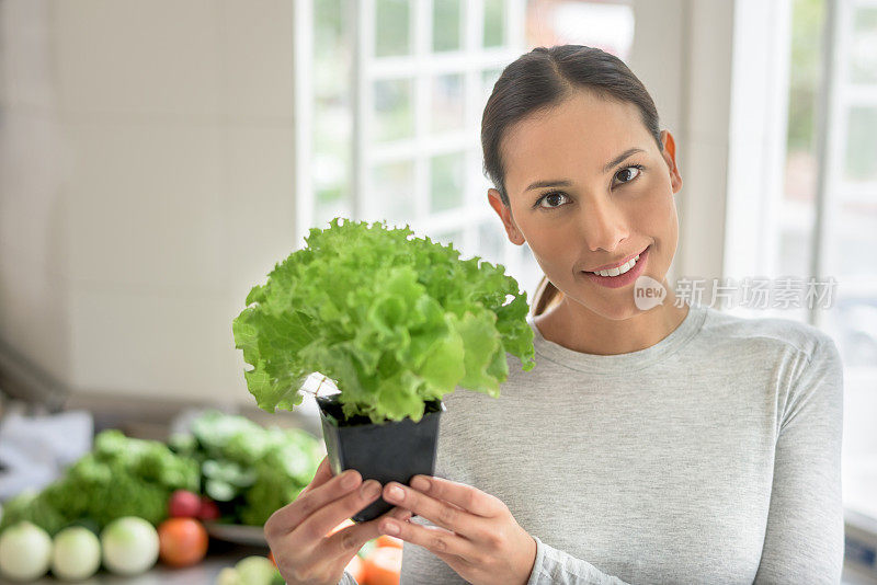 在有机食品市场购物的女人