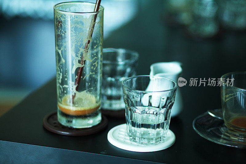 咖啡桌上用过的玻璃杯